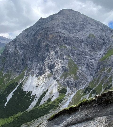 Felsige und steinige Wanderwege auf dem Mittelbündner Panoramaweg. 