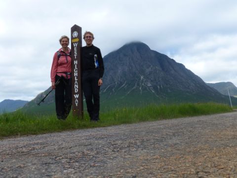Ein Paar posiert an dem Schild für den West Highland Way.