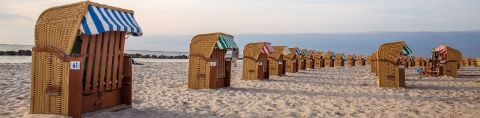 Ein wunderschöner Sandstrand an der Ostsee mit seinen berühmten Strandkörben.