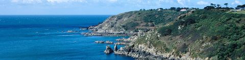 Schroffe Felsen prägen die Küste von Guernsey im Ärmelkanal in Frankreich.
