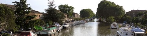 Canal mit Booten beidseitig am Ufer
