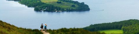 Zwei Wanderer schauen auf das Loch Lomond, am West Highland Way.