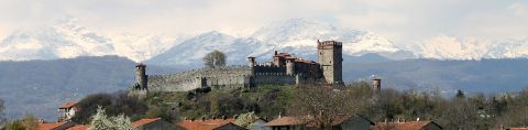 Castello Pavone in Piemont mit schönem Ausblick auf die Berglandschaft im Hintergrund.