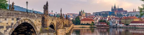 Wunderschöner Ausblick auf die Häuser und das Gewässer in der Stadt Prag 