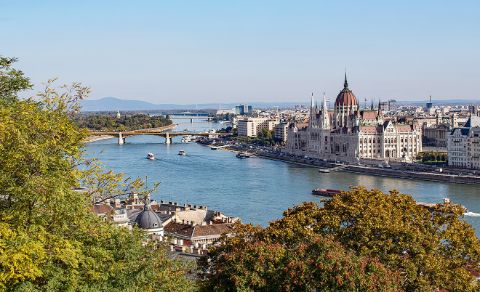 Parlamentsgebäude in Budapest von der Höhe fotografiert. Im Vordergrund die Donau. 