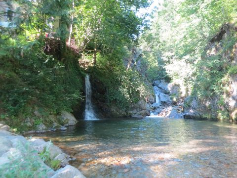 Sicht auf zwei Wasserfälle der Magliasina, die zum Baden einladen.