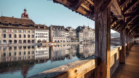 Der Blick von der Kappelbrücke an die Ufer der Stadt Luzern.