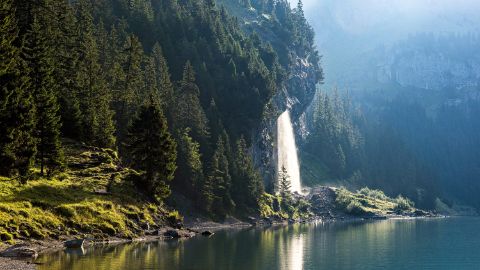 Tosender Wasserfall am Ufer des Oeschinensees.