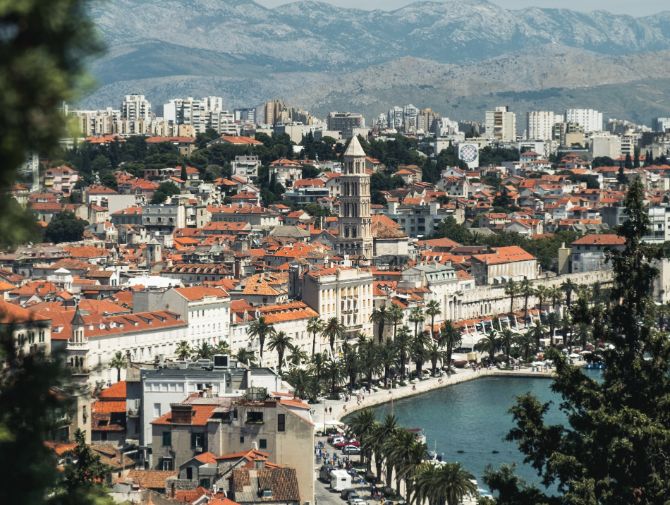 Blick auf die roten Dächer der Stadt Split in Kroatien direkt am Meer