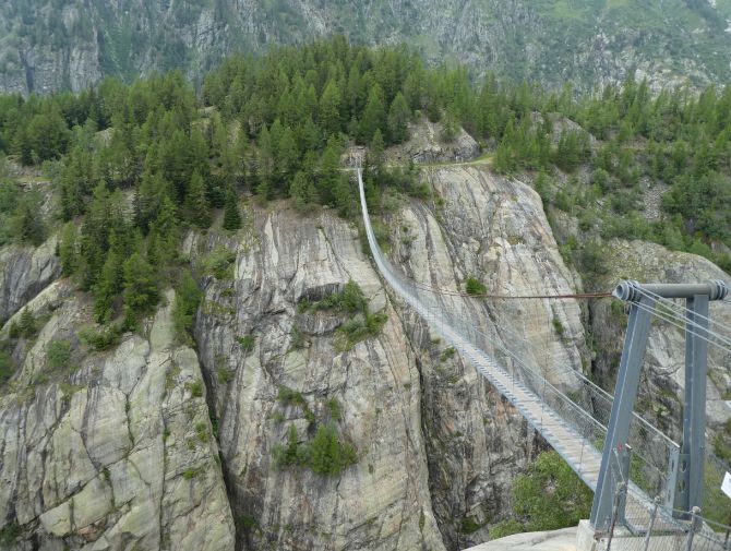 Eine Hängebrücke führt über eine Schlucht auf dem Aletsch-Panoramaweg.