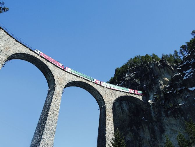 Die Rhätische Bahn fährt über das Landwasserviadukt in der Albula-Region im Kanton Graubünden.