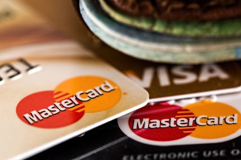 Eine Masterkarte und eine Visakarte sind im Bild zu sehen als Zeichen für die Bezahlung. 