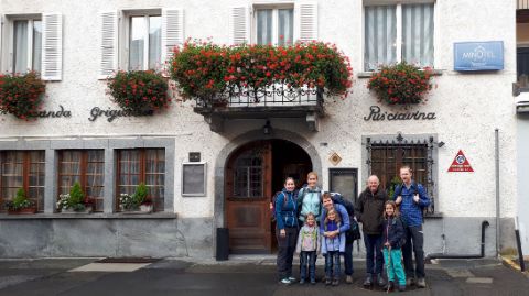 Eine Familie steht vor einem Hotel in Bernina