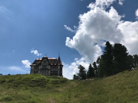 Wiesenlandschaft mit Haus auf dem Aletsch-Panoramaweg
