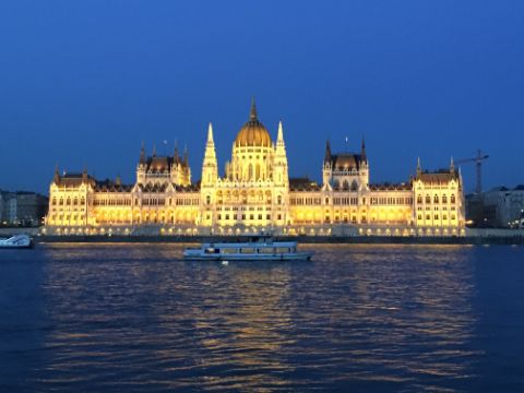 Schön beleuchtetes Parlament von Budapest. Donau Rad-Schiff. Aktivferien mit Eurotrek.