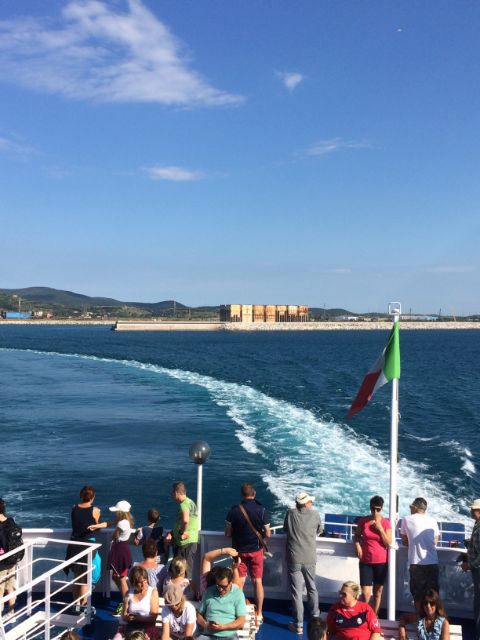 Bootstour mit Touristen und Ausblick in der Toscana