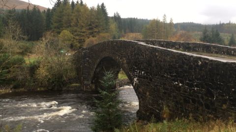 Bridge of Orchy. Steinbrücke die über den Fluss führt.