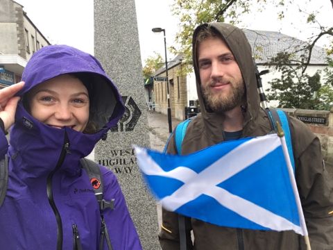 Selfie am Start des West-Highland-Ways mit einer Schottland-Flagge. Wanderferien mit Eurotrek.