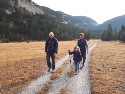 Familienwanderung im Nationalpark. Wanderferien mit Eurotrek.