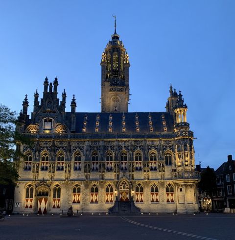 Sicht auf das Rathaus in Middelburg am Abend.