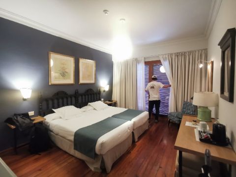 Das Hotel Zimmer des Parador Hotel auf El Hierro. 