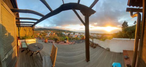 Von der Terrasse des Hotels in El Hierro sieht man auf das Meer und den Sonnenuntergang. 