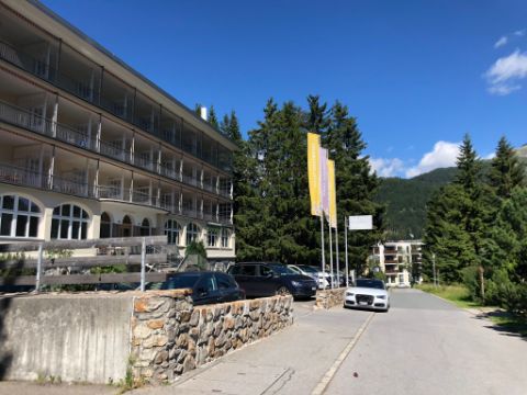 Auf der linken Strassenseite befindet sich das Hotel in Davos, welches man auf dem Mittelbündner Panoramaweg besucht.