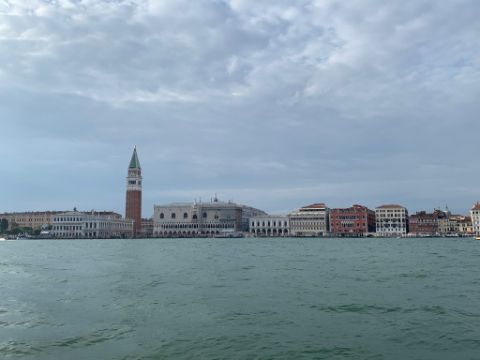 Vom Meer blickt man zur Piazza San Marco in Venedig. 