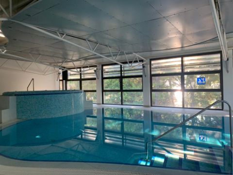 Ein Indoor Pool im Hotel in Porec. 
