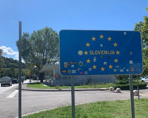 Das Schild als Grenze zu Slowenien zeigt die Sterne der EU und den Namen "Slovenija". 