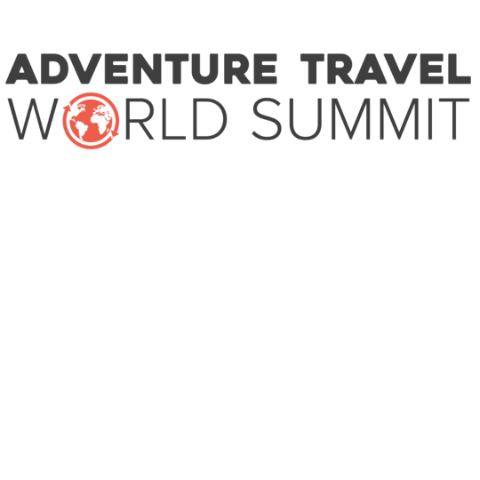 weisser Hintergrund. Logo in schwarer Schrift Adventure Travel World Summit, wobei das O im Wort World ein Erdball darstellt.