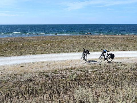 Zwei Velos stehen auf einem Sandweg an der Küste Gotlands.