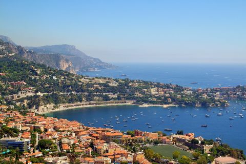 Ein Panoramabild von Nizza und dem Meer. 
