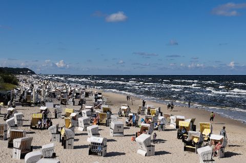 Ein Strand voller Strandkörbe direkt am Meer in Usedom an der Ostsee. 