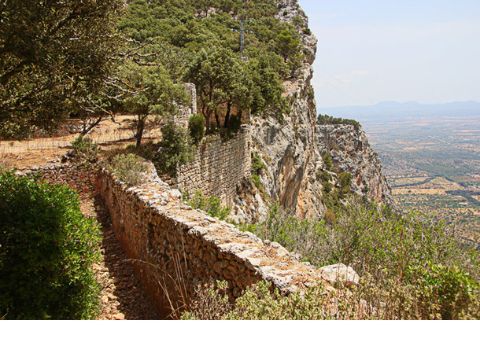Auf einem Hügel gibt es eine Mauer die zum Castell d'Alaro in Mallorca gehört. 