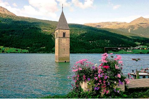 Im Reschensee hat es ein Kirchturm, der von Wasser umgeben ist. Auf der Reschensee-Meran Wanderung kommt man daran vorbei. 