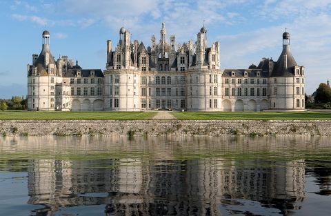Le détail du château de Chambord dans la vallée de la Loire en France. On peut voir la Loire au premier plan. 