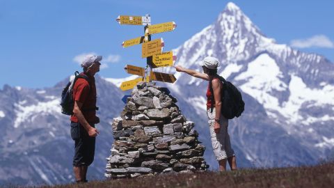 Lorsque les randonneurs font de la randonnée, ils ont aussi besoin d'un panneau indicateur tout en haut de la montagne.