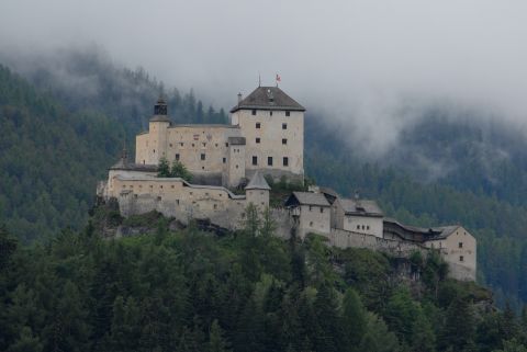 Schloss Tarasp in Graubünden. Aktivferien mit Eurotrek.