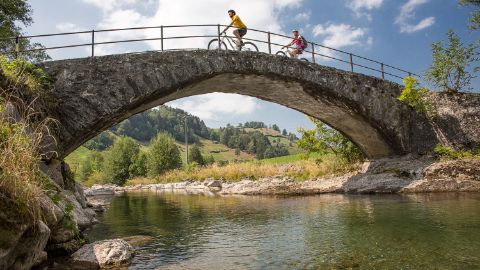 Zwei Mountainbiker fahren über die Breitenaubrücke bei der Thur in Stein im Kanton St. Gallen.