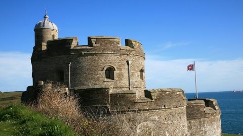 Schloss am Meeresrand mit Flagge im Wind