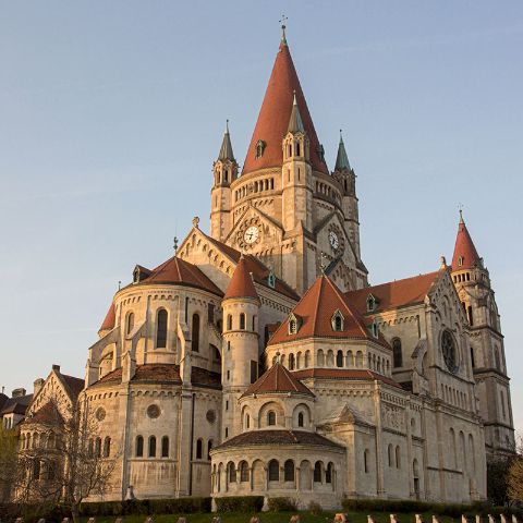 Franz von Assisi Kirche in Wien. Veloferien mit Eurotrek.