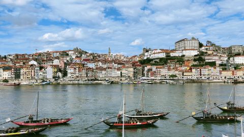 Ufer des Douro mit Blick auf Porto.
