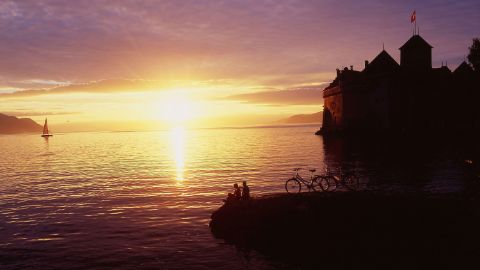 Coucher de soleil sur le lac Léman. Route du Rhône. Vacances à vélo avec Eurotrek.