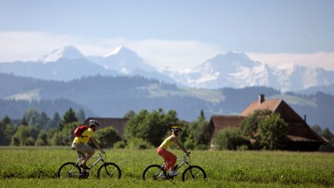 Cyclistes avec l'Eiger, le Mönch et la Jungfrau en arrière-plan. Route de l'Aar. Vacances à vélo avec Eurotrek.