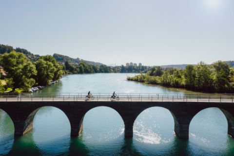 Cyclistes sur un pont au-dessus de l'Aar dans la région de Berne