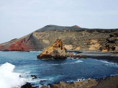 Lanzarote bietet eine spektakuläre Vulkanlandschaft mit schönen schwarzen Stränden.