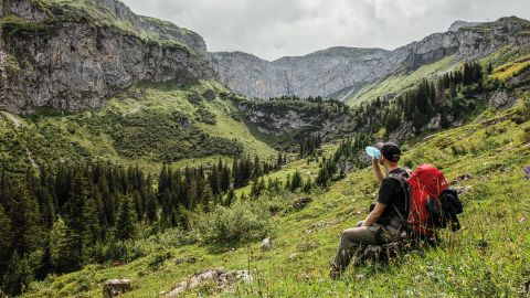 Un homme dans les montagnes, entre Linthal et Meiringen. Vacances de randonnée Eurotrek