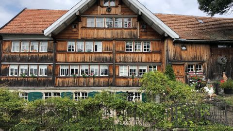 Belle maison en bois. Chemin panoramique des Alpes. Vacances de randonnée avec Eurotrek.