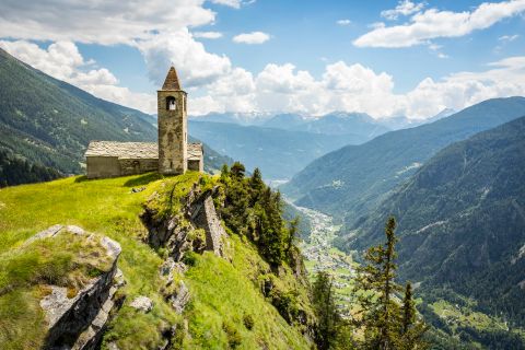 Vue à couper le souffle sur la vallée depuis l'église de San Romerio. La Via Valtellina. Vacances de randonnée avec Eurotrek.